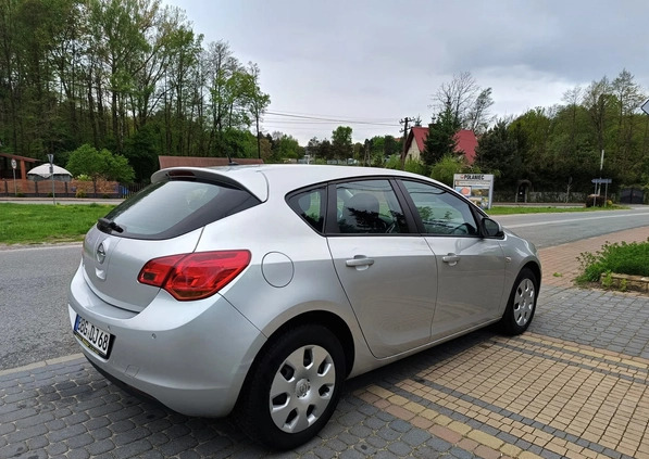 Opel Astra cena 28500 przebieg: 133000, rok produkcji 2010 z Połaniec małe 631